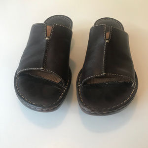 BORN MAHOGANY SANDALS 9M/W